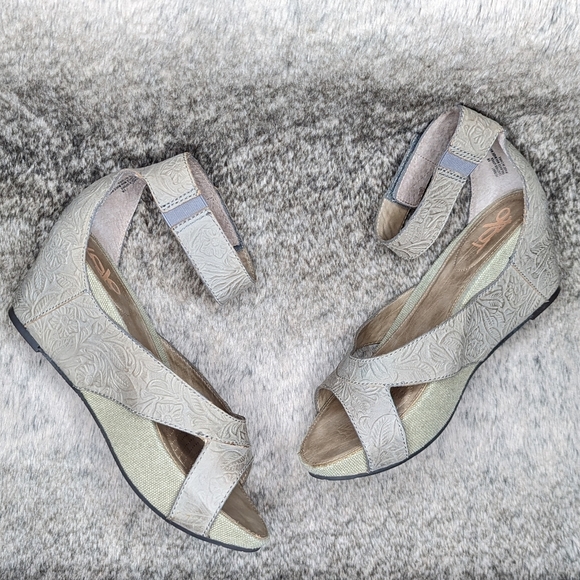OTBT Hobart Wedge Tooled Leather Sandal Grey Women's 9 - Picture 8 of 10